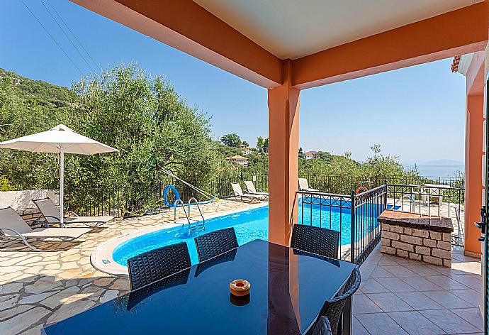 Sheltered terrace area . - Villa Vasillis . (Photo Gallery) }}