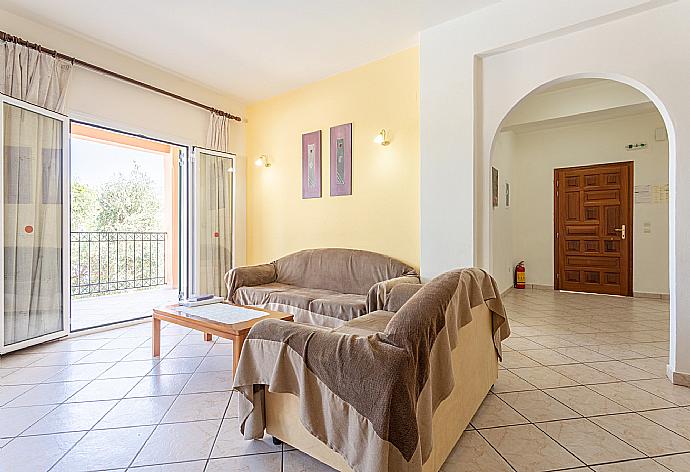 Open-plan living room with dining area, kitchen, WiFi internet, satellite TV, DVD player, and pool terrace access . - Villa Vasillis . (Galleria fotografica) }}