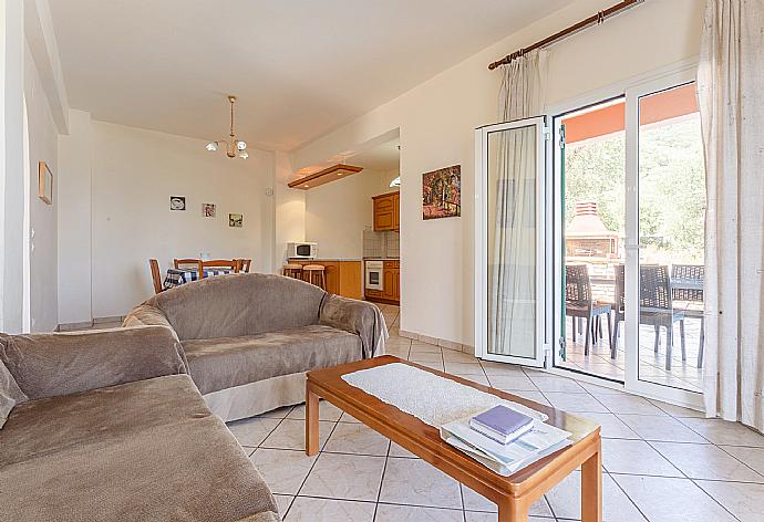 Open-plan living room with dining area, kitchen, WiFi internet, satellite TV, DVD player, and pool terrace access . - Villa Vasillis . (Galería de imágenes) }}