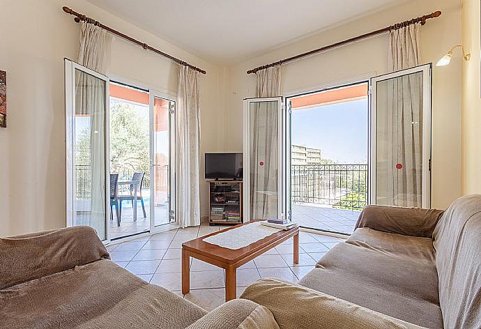 Open-plan living room with dining area, kitchen, WiFi internet, satellite TV, DVD player, and pool terrace access . - Villa Vasillis . (Galerie de photos) }}