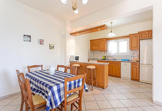 Dining area and equipped kitchen . - Villa Vasillis . (Galería de imágenes) }}