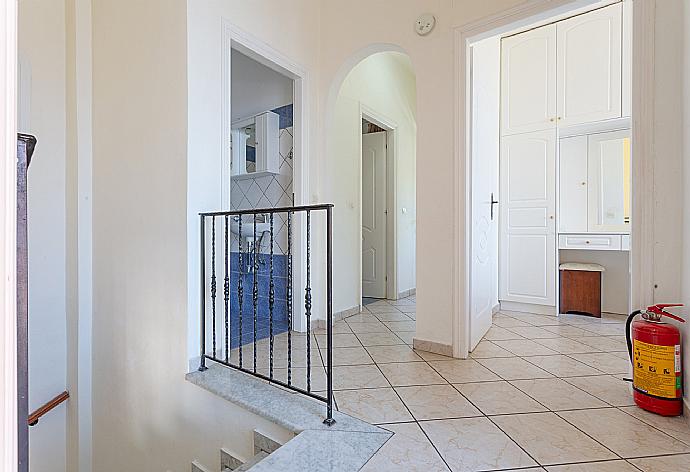 Stairs between ground floor and first floor . - Villa Vasillis . (Fotogalerie) }}