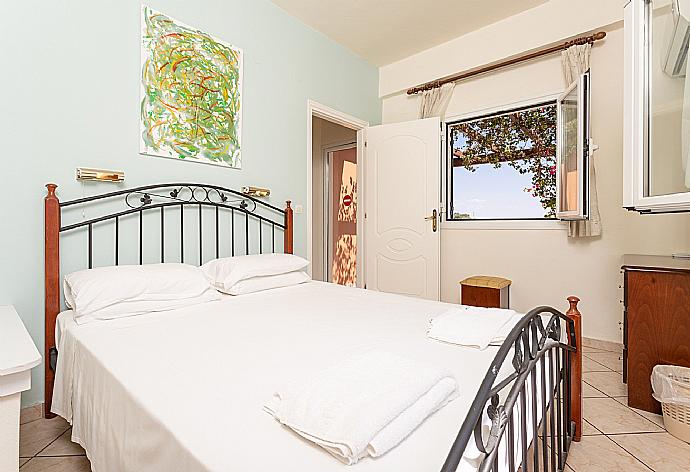 Double bedroom with A/C . - Villa Vasillis . (Photo Gallery) }}