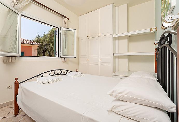 Double bedroom with A/C . - Villa Vasillis . (Galerie de photos) }}