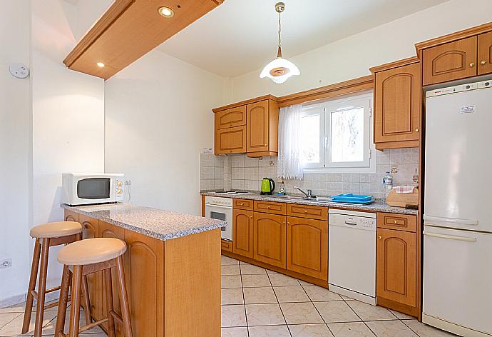 Equipped kitchen . - Villa Vasillis . (Fotogalerie) }}