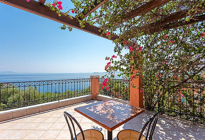 Upper terrace area with sea views . - Villa Vasillis . (Galería de imágenes) }}