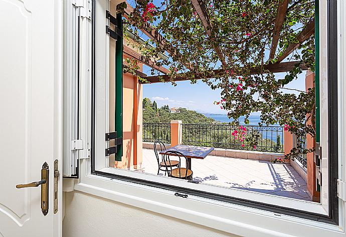 View from bedroom window . - Villa Vasillis . (Galerie de photos) }}