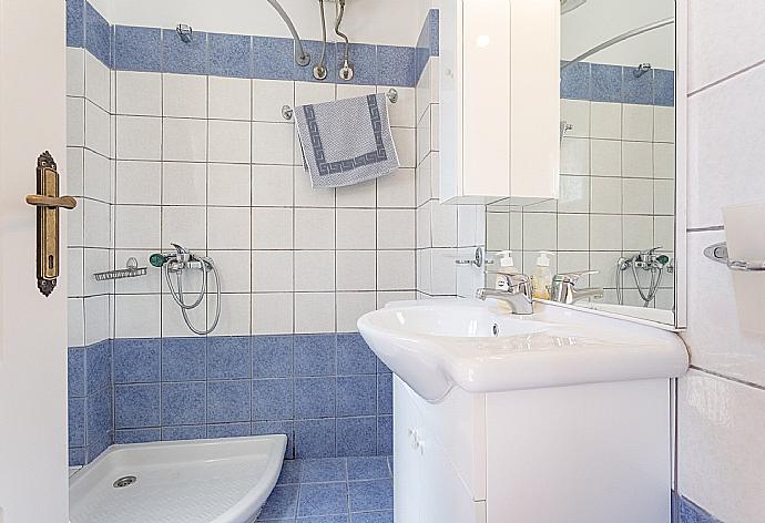 Family bathroom with overhead shower . - Villa Vasillis . (Fotogalerie) }}