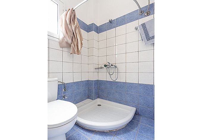 Family bathroom with overhead shower . - Villa Vasillis . (Galería de imágenes) }}