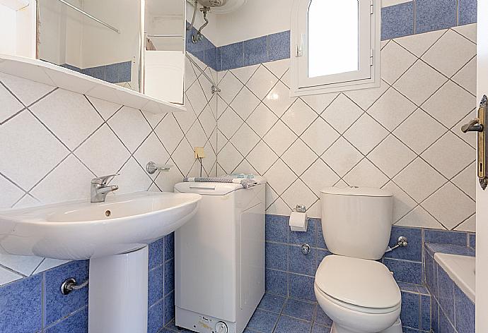 Family bathroom with bath and overhead shower . - Villa Vasillis . (Galería de imágenes) }}