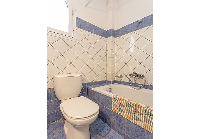 Family bathroom with bath and overhead shower . - Villa Vasillis . (Fotogalerie) }}