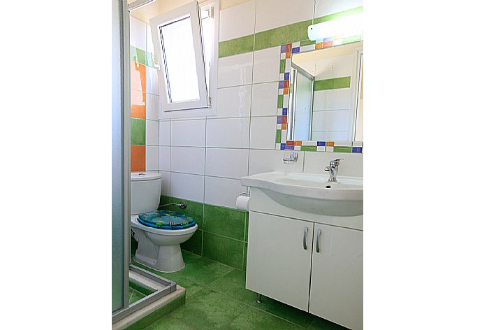 Bathroom with shower . - Ormos Beach House . (Photo Gallery) }}