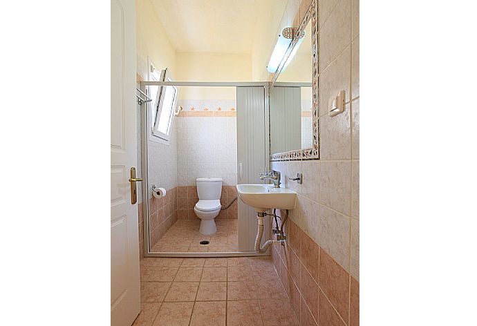 Bathroom . - Ormos Beach House . (Photo Gallery) }}