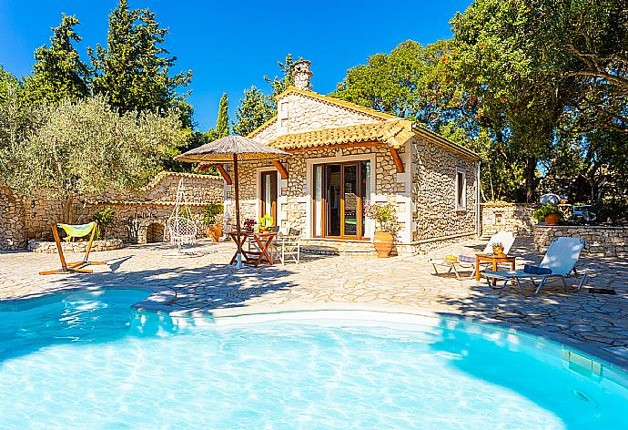 ,Beautiful villa with private pool, terrace, and garden with sea views . - Villa Nionios . (Galerie de photos) }}