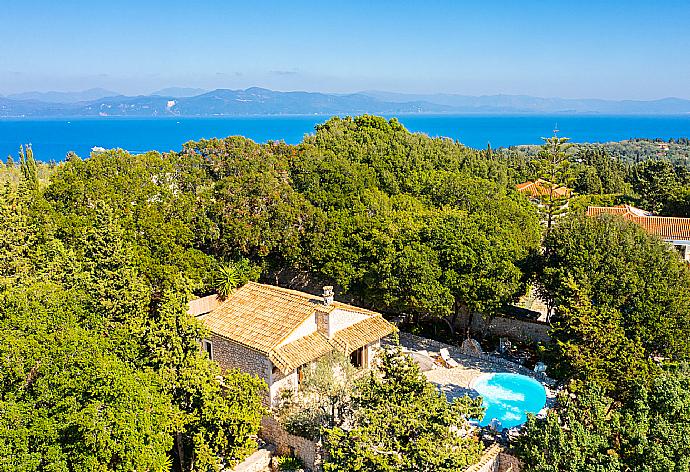 Aerial view of Villa Nionios . - Villa Nionios . (Galerie de photos) }}