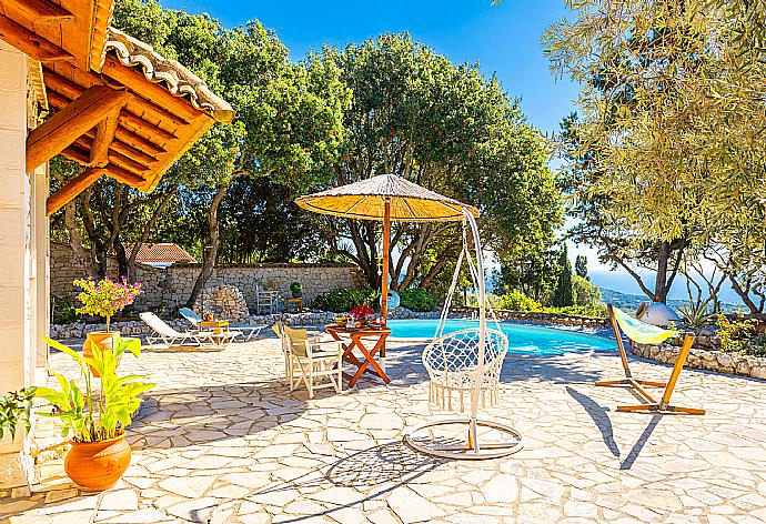 Private pool, terrace, and garden with sea views . - Villa Nionios . (Galería de imágenes) }}