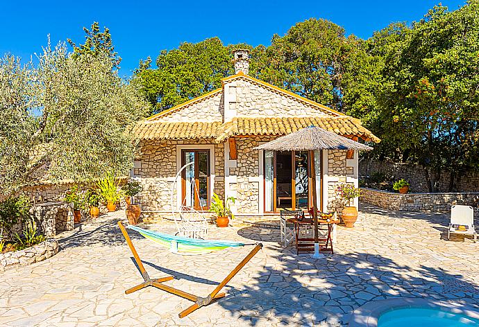 Beautiful villa with private pool, terrace, and garden with sea views . - Villa Nionios . (Galería de imágenes) }}