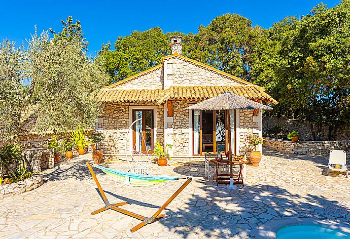 Beautiful villa with private pool, terrace, and garden with sea views . - Villa Nionios . (Photo Gallery) }}