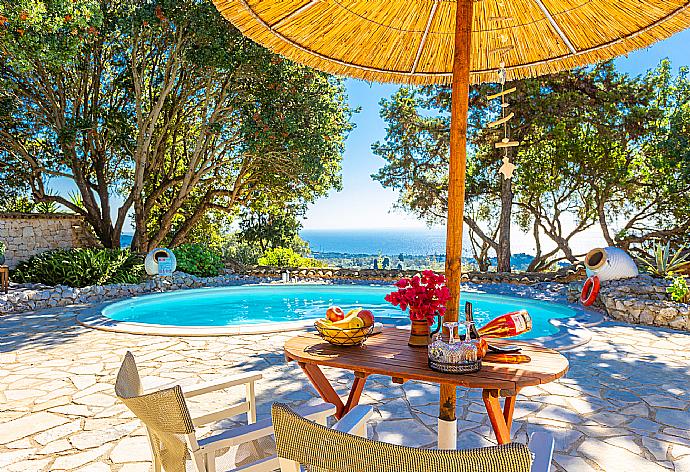 Terrace area with sea views . - Villa Nionios . (Galería de imágenes) }}