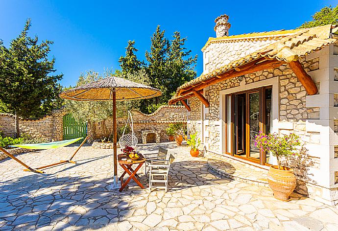 Beautiful villa with private pool, terrace, and garden with sea views . - Villa Nionios . (Galleria fotografica) }}