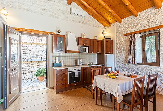 Equipped kitchen . - Villa Nionios . (Fotogalerie) }}