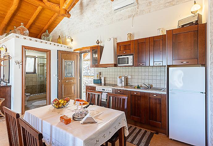 Equipped kitchen . - Villa Nionios . (Fotogalerie) }}