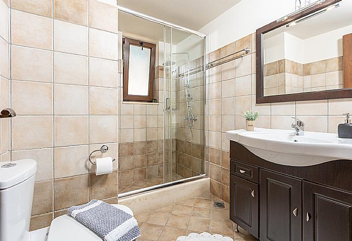 Family bathroom with shower . - Villa Nionios . (Galerie de photos) }}