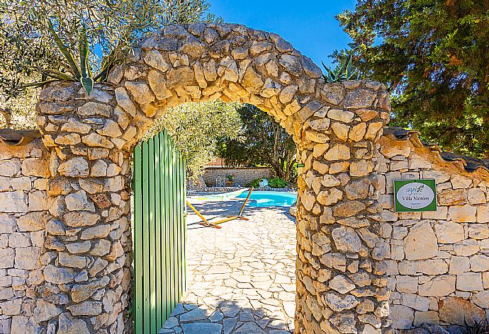 Entrance to Villa Nionios . - Villa Nionios . (Galerie de photos) }}