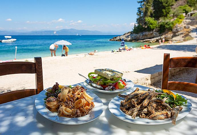 Taverna at Leverechio Beach . - Villa Nionios . (Fotogalerie) }}