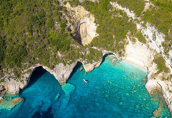 Sea Caves . - Villa Nionios . (Galleria fotografica) }}