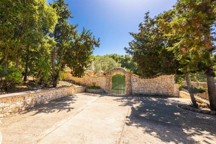 Private off-road parking area . - Villa Nionios . (Photo Gallery) }}