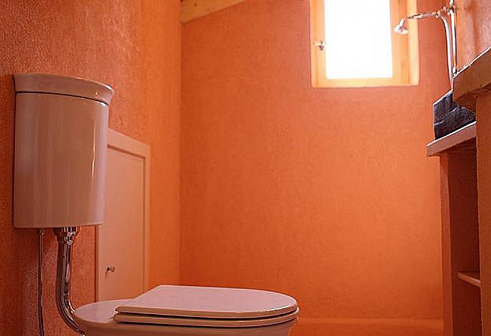 Bathroom with bath and over head shower . - The Thalia Estate . (Galerie de photos) }}