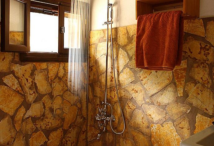 Bathroom with shower . - The Thalia Estate . (Fotogalerie) }}