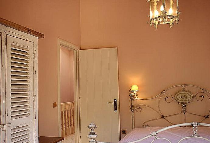 Double bedroom with A/C . - The Thalia Estate . (Galería de imágenes) }}