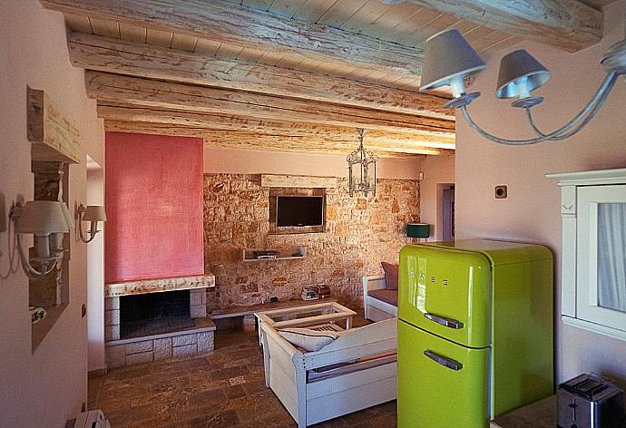 Open plan living room and kitchen . - The Thalia Estate . (Galería de imágenes) }}