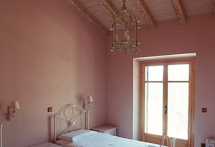 Twin bedroom . - The Thalia Estate . (Галерея фотографий) }}
