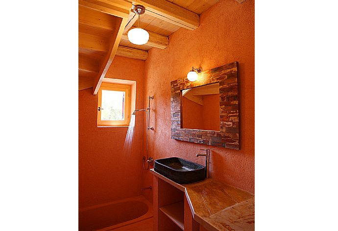Bathroom with bath and over head shower . - The Thalia Estate . (Fotogalerie) }}
