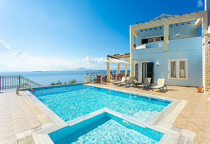 ,Beautiful villa with private infinity pool and terrace with panoramic sea views . - Villa Georgios . (Галерея фотографий) }}