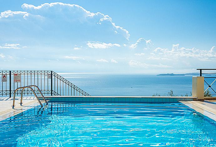 Private infinity pool and terrace with panoramic sea views . - Villa Georgios . (Galería de imágenes) }}