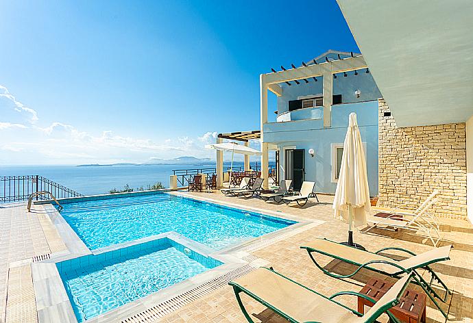 Beautiful villa with private infinity pool and terrace with panoramic sea views . - Villa Georgios . (Galería de imágenes) }}