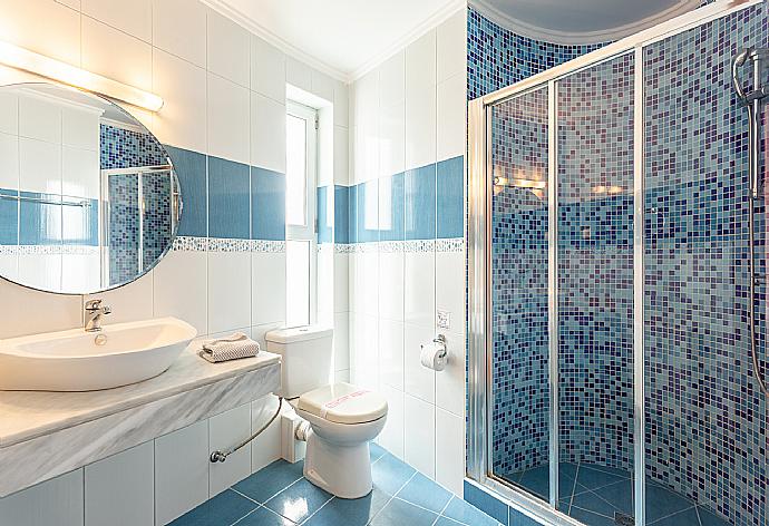 En suite bathroom with shower . - Villa Georgios . (Galerie de photos) }}