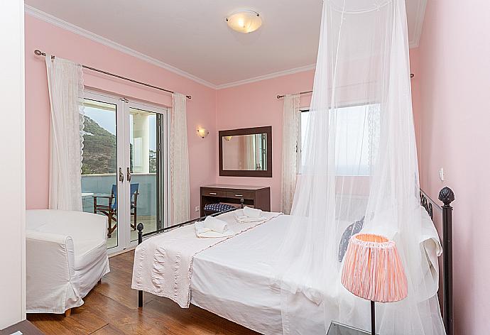 Double bedroom with en suite bathroom, A/C, and balcony access with panoramic sea views . - Villa Georgios . (Fotogalerie) }}