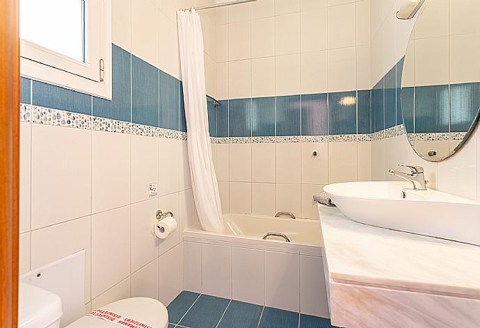 En suite bathroom with bath and shower . - Villa Georgios . (Fotogalerie) }}