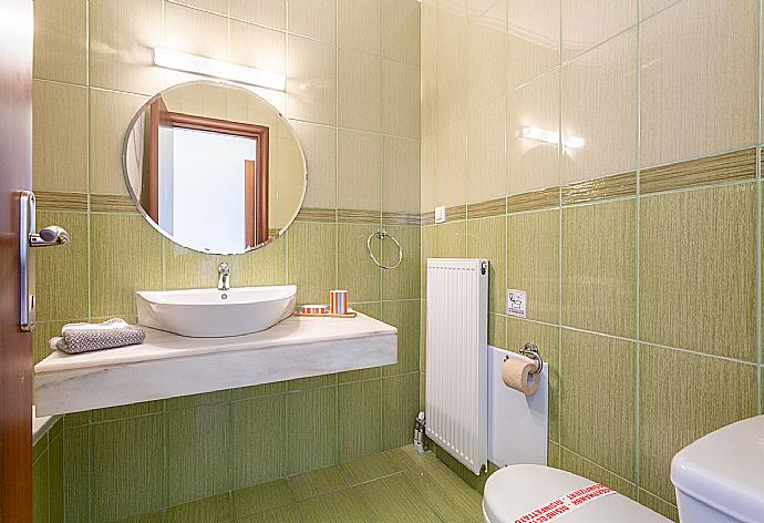 En suite bathroom with bath and shower . - Villa Georgios . (Fotogalerie) }}