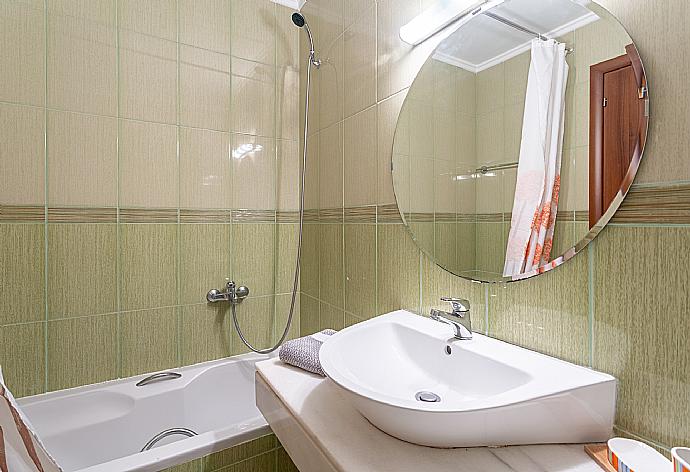 En suite bathroom with bath and shower . - Villa Georgios . (Galerie de photos) }}