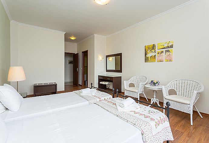 Twin bedroom with en suite bathroom, A/C, and terrace access . - Villa Georgios . (Галерея фотографий) }}