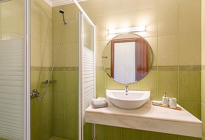 En suite bathroom with shower . - Villa Georgios . (Galerie de photos) }}