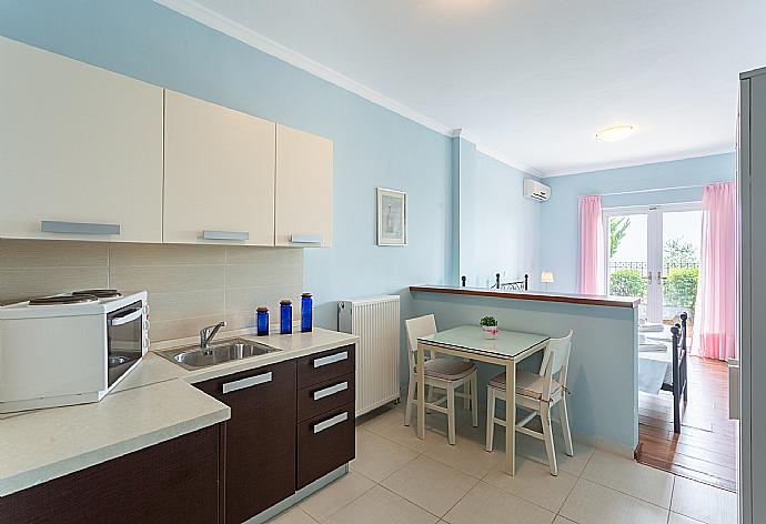 Twin bedroom with en suite bathroom, kitchenette, A/C, and terrace access . - Villa Georgios . (Fotogalerie) }}