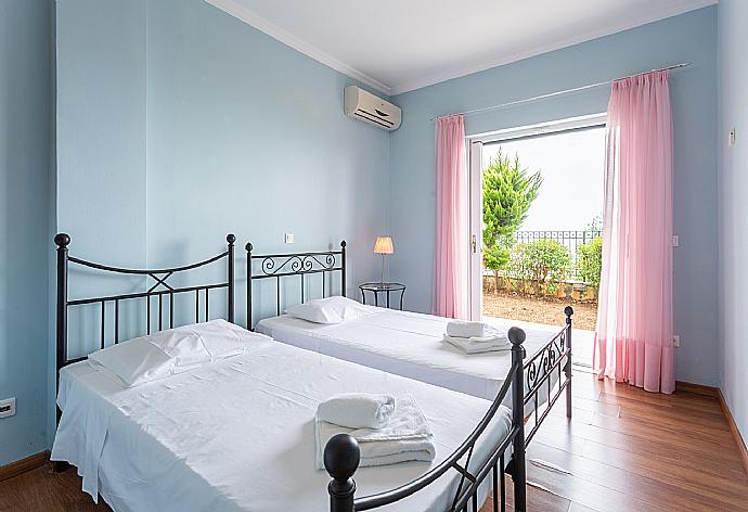 Twin bedroom with en suite bathroom, kitchenette, A/C, and terrace access . - Villa Georgios . (Галерея фотографий) }}