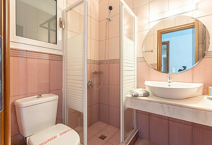 En suite bathroom with shower . - Villa Georgios . (Fotogalerie) }}